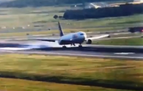 Самолет кацна аварийно по корем на летището в Истанбул (ВИДЕО)