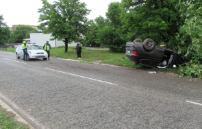 ТЕЖКА КАТАСТРОФА: 20-годишна румънка е в болница - обърна колата си по таван след удар в дърво