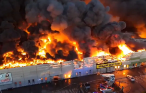 Мол във Варшава с 1400 магазина изгоря при пожар (ВИДЕО)