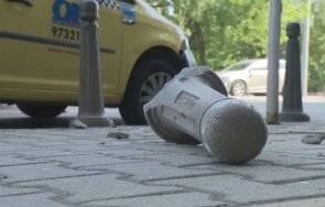 Такси мина през крака на пешеходец в София