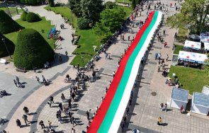 стотици ученици учители шестваха метров трибагреник русе