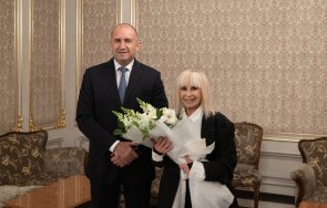 Радев връчи почетния знак на президента на Лили Иванова