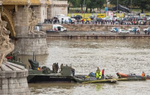 двама души загинаха петима неизвестност сблъсък лодка корабче дунав