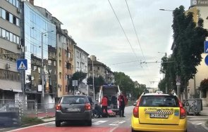 Таксиджия окачи табела за стоянка на таксита на бул. Черни връх в София