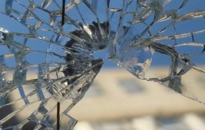 хулиган троши витрина бутилка пловдив