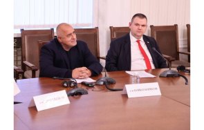 авторитетният политико остра статия българия пеевски олицетворение завладяната държава сделка борисов командва герб