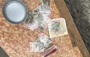 бургазлийка години скри канабис кутия крем ръце