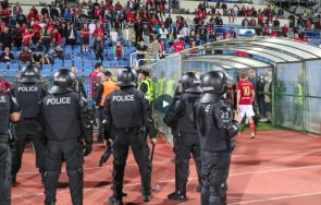 полицията вчерашното футболно меле замеряха капаци шахти