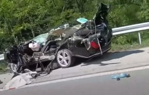 ИЗВЪНРЕДНО В ПИК! Брутална катастрофа на магистрала Тракия - от автомобила нищо не е останало (ВИДЕО)