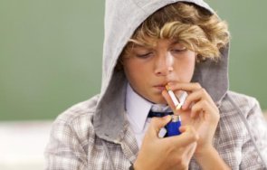 децата пушат традиционни цигари използват електронни