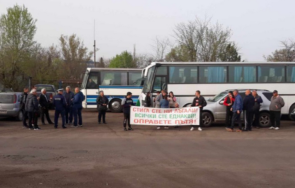 протест блокира безсрочно път заради отложен ремонт