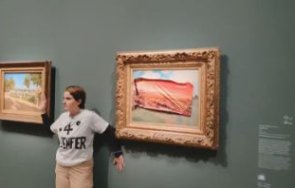 екоактивистка залепи плакат картина моне арестуваха
