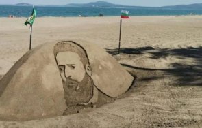 чужденци изваяха лика ботев бургаския плаж