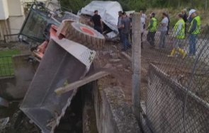 фадрома събори огради смачка бус момин проход