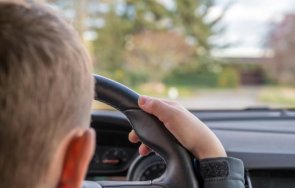 годишно дете задигна подкара кола