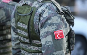 турски военни колони преминават републиканските пътища