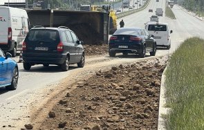 ПЪРВО В ПИК! Огромен самосвал се обърна на Околовръстното в София - движението е затруднено (СНИМКИ)