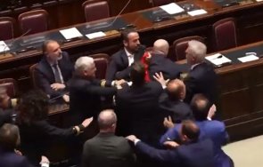 шутове юмруци италианския парламент депутат болница видео