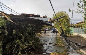 гневът природата мощна буря изкорени дървета изпочупи покриви силистренско