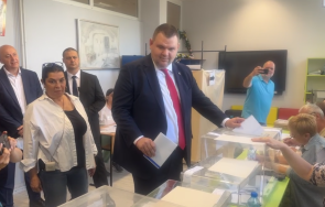 Пеевски гласува с хартия: Време е да направим стабилно правителство! (ВИДЕО)