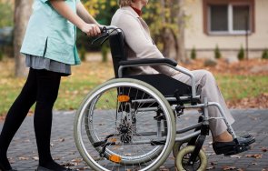 чиновническо бездушие хора увреждания остават без лични асистенти