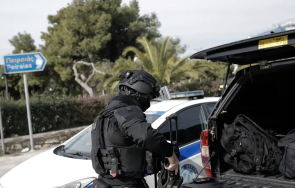 атакуваха дома висш магистрат гърция ранен полицай