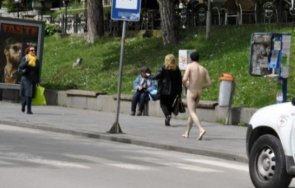мъж съблече гол улица отправи неприлични предложения жена