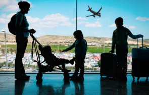заради отменен полет българи малки деца блокирани часа летище софия