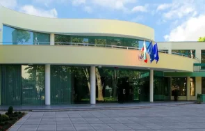 пръв път години закрива университет