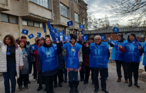 служители агенцията социално подпомагане излизат протест