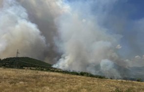 военни два хеликоптера гасят големия пожар средна гора