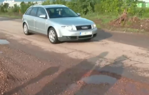 абсурд кола пропадна дупка написаха фиш шофьора