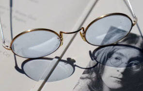 продават търг легендарните очила джон ленън