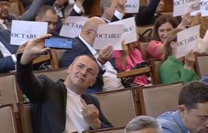 пълен потрес ицо хазарта разюзданите партита песните бело стана зам председател културната комисия