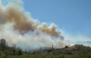 страшно евакуираха цяло село заради пожара струмяни