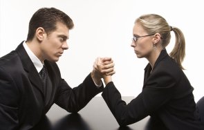 жените изпреварват мъжете заплати два сектора