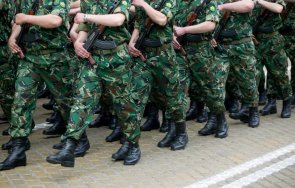 търсят близо 300 войници нас стартовата заплата 2300