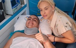 годишният краси нуждае помощ тежка катастрофа загива баща