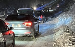 проходът петрохан остава затворен повече часа заради паднали дървета снимки