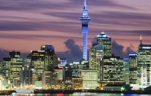 окланд нова зеландия посрещна 2025 година фойерверки светлинно шоу