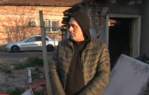 смелчага спаси две жени пожар секунди покривът къщата срути