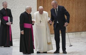 папа франциск претърпя лек инцидент