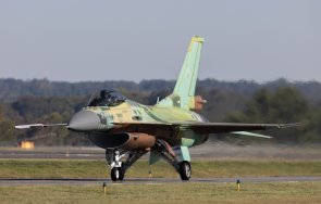 церемония сащ предават първия български изтребител