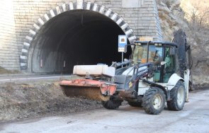 Паднал камък затвори едната лента в Кресненското дефиле