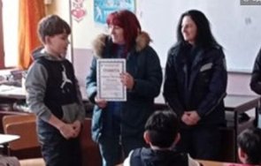 наградиха шестокласник намерил портфейл турист предал полицията