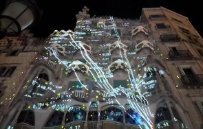 емблематична сграда антонио гауди барселона оживя светлинно шоу видео