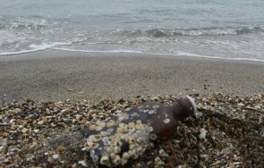 морето изхвърли бутилка украинска водка раковини