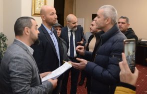 луд екшън варна костадинов депутати възраждане нахлуха общината щурмуваха кабинета кмета коцев