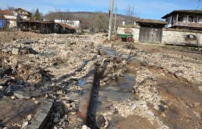 годишно чакане жители варненско село сами асфалтират пътя