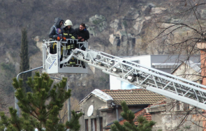 спасиха работници увиснали безпомощно докато демонтират коледни топки